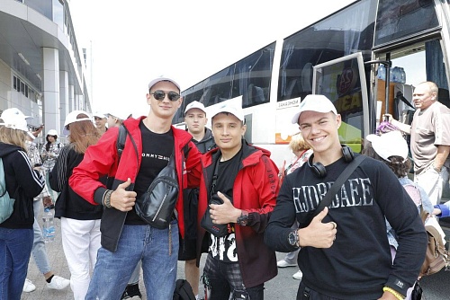 На отдых в Тюменскую область приехали первые дети из Краснодона ЛНР