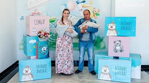 Жительница Тарко-Сале родила двойню и стала матерью десяти детей