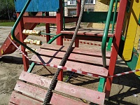 Опасные горки и качели в тюменских дворах огораживают от детей