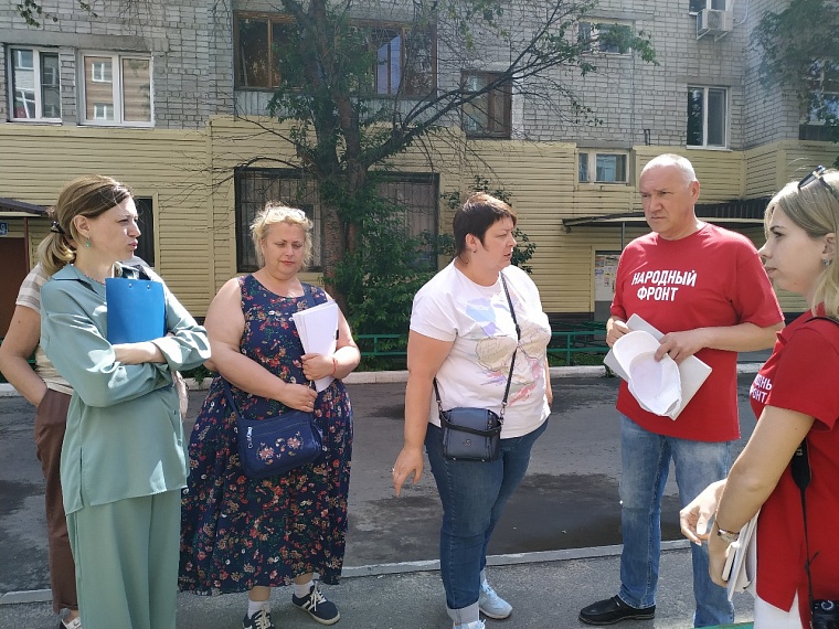 Опасные горки и качели в тюменских дворах огораживают от детей