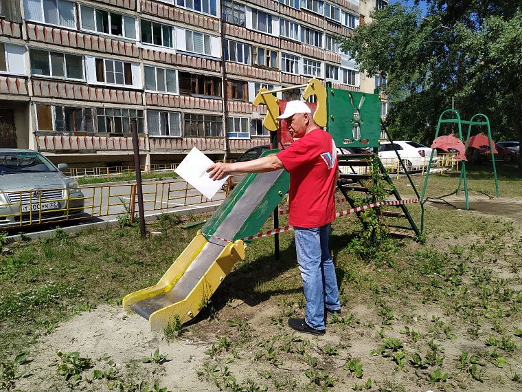 Опасные горки и качели в тюменских дворах огораживают от детей