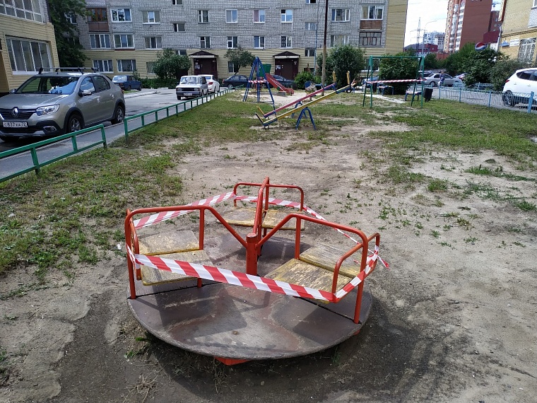 Опасные горки и качели в тюменских дворах огораживают от детей