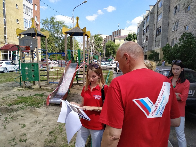 Опасные горки и качели в тюменских дворах огораживают от детей