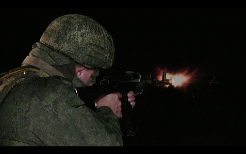 В Тюмени мобилизованных обучают навыкам ночной стрельбы