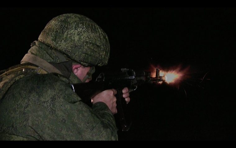 В Тюмени мобилизованных обучают навыкам ночной стрельбы