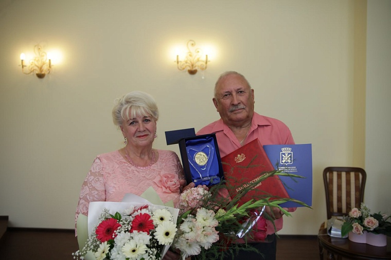 В Заводоуковске поздравили супругов с изумрудной свадьбой