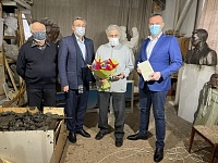 Известный тюменский скульптор Николай Распопов принимает поздравления