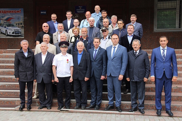 Тюменских сотрудников ГИБДД поздравили с профессиональным праздником