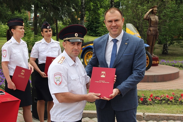 Тюменских сотрудников ГИБДД поздравили с профессиональным праздником
