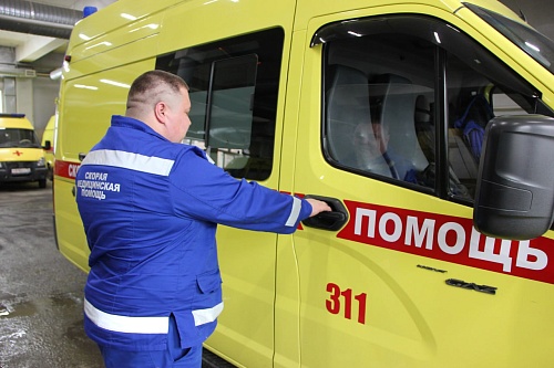 Тюменец услышал крики соседа о помощи и вызвал скорую