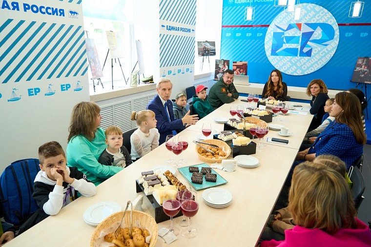 В Тюмени детям участников СВО выдали рюкзаки с канцелярией к 1 сентября