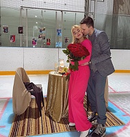 Тюменский хоккеист сделал предложение избраннице на льду