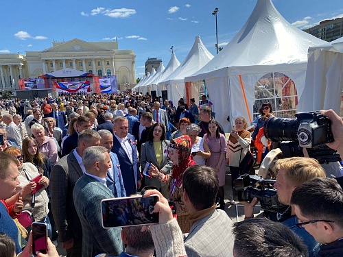 Александру Моору дали испытать шашку и погадали на бараньей лопатке