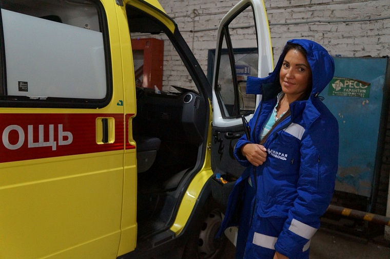 Тюменец разрезал живот пилой у себя на даче