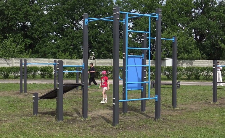 Александр Моор: На деньги тюменских предпринимателей мы установили площадку для воркаута в Краснодонском районе