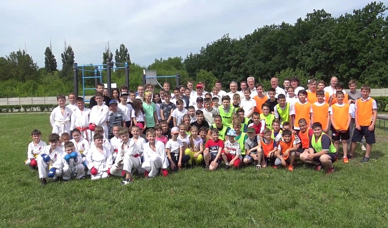 Александр Моор: На деньги тюменских предпринимателей мы установили площадку для воркаута в Краснодонском районе