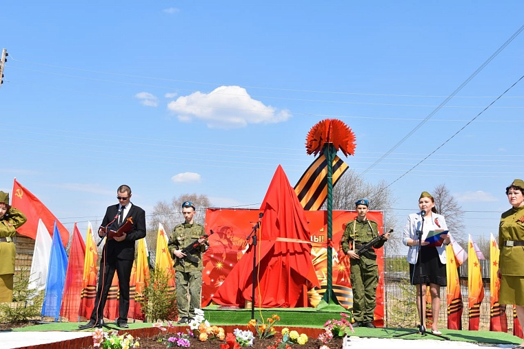 В поселке Иртыш открыли мемориал "Звезда памяти"
