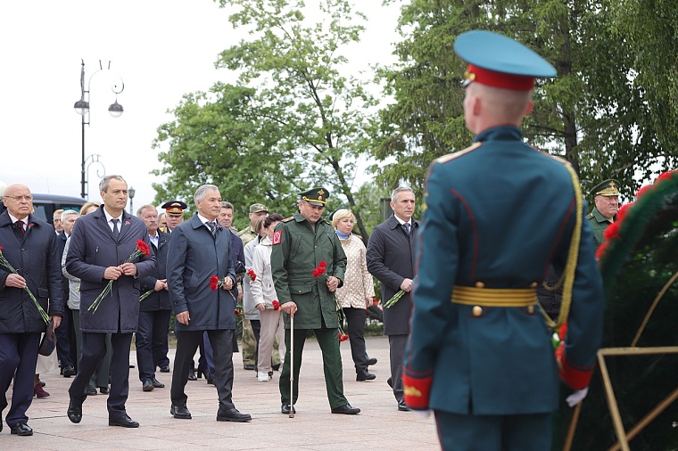 Александр Моор почтил память павших в Великой Отечественной войне