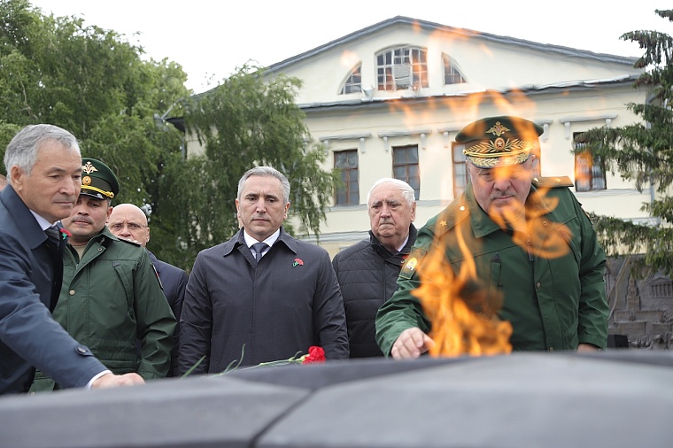 Александр Моор почтил память павших в Великой Отечественной войне