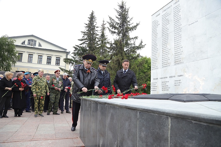 Александр Моор почтил память павших в Великой Отечественной войне