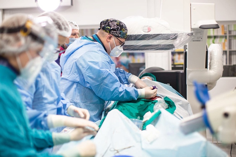 Тюменские врачи спасли пенсионеру ногу с помощью гибридной операции