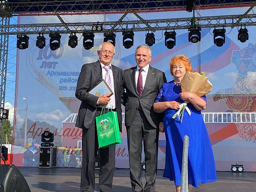 Александр Моор вручил благодарность губернатора выдающимся жителям Аромашевского района