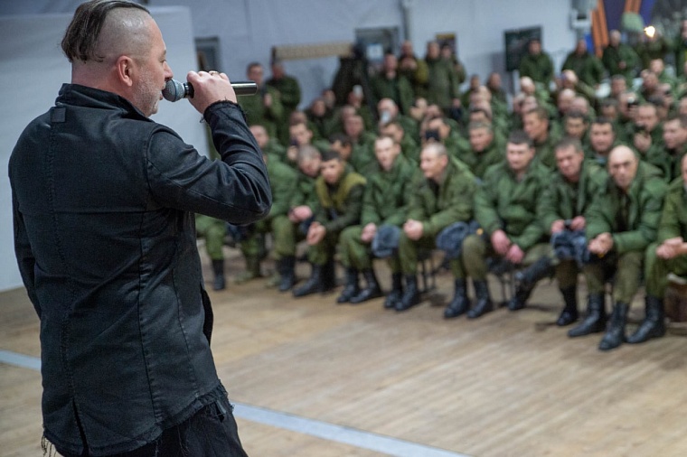 В Тюмени выступил лидер рок-группы «Агата Кристи"