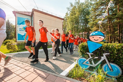 В Тюменской области на каникулах  отдохнут в лагерях и поработают около 225 тысяч детей