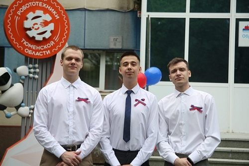 Тюменские студенты получили сотни ленточек с изображением триколора