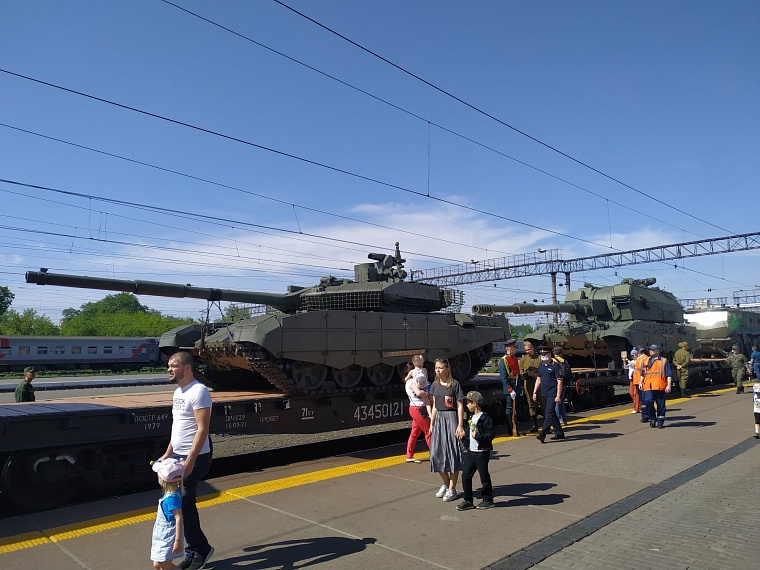 Т-90, "Коалиция", новые автоматы: в Тюмень прибыл поезд Минобороны