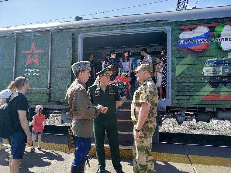 Т-90, "Коалиция", новые автоматы: в Тюмень прибыл поезд Минобороны