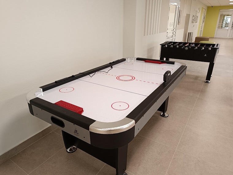 В начальной школе дети могут поиграть в аэрохоккей