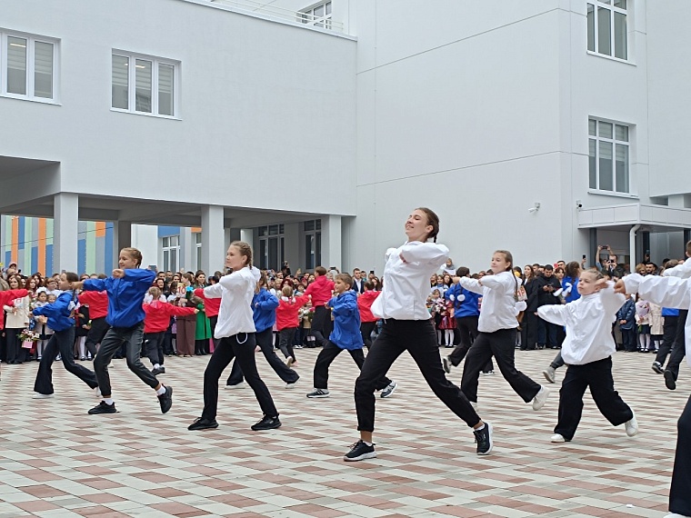 В тюменском микрорайоне "Тура" открыли школу с зимним садом