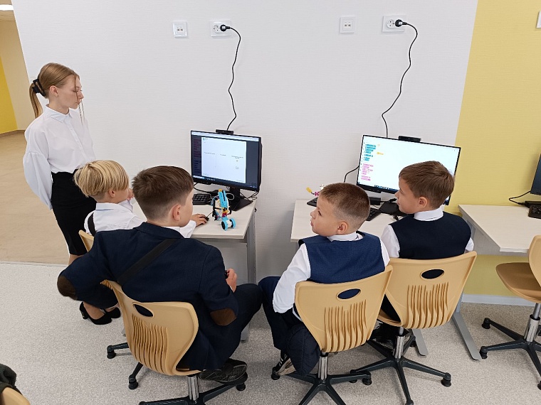 На занятии по робототехники