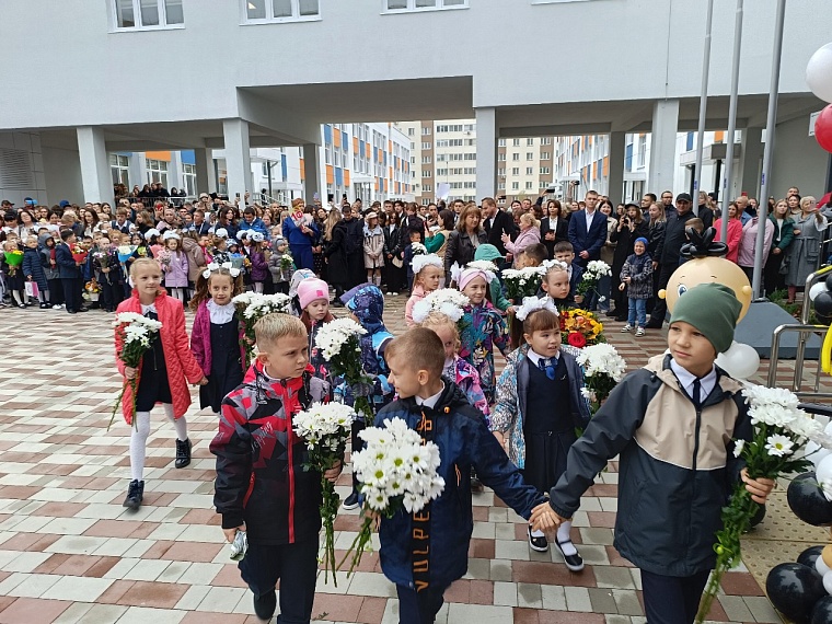 В тюменском микрорайоне "Тура" открыли школу с зимним садом