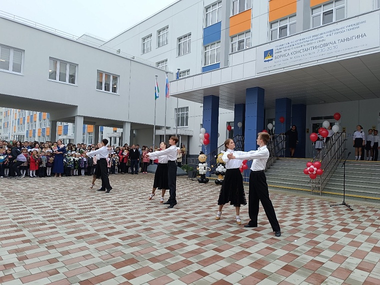 В тюменском микрорайоне "Тура" открыли школу с зимним садом