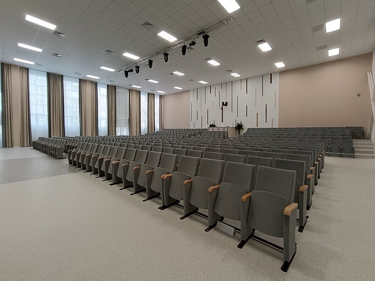 Актовый зал в новой школе Тюмени