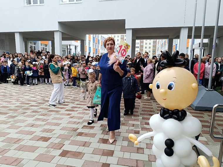 В тюменском микрорайоне "Тура" открыли школу с зимним садом