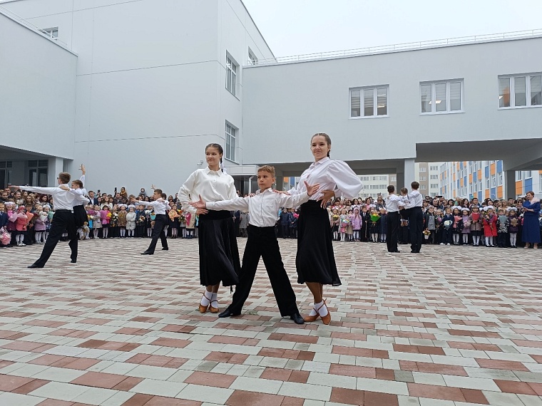 В тюменском микрорайоне "Тура" открыли школу с зимним садом