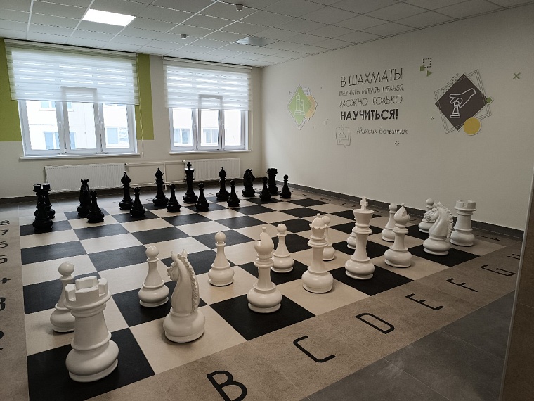 Шахматная доска в холле третьего корпуса школы №67