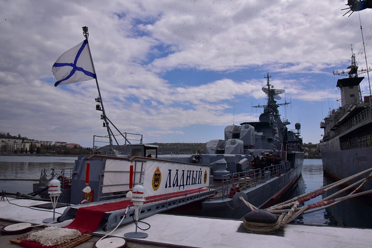 На корабле "Ладный" за 10 лет прошли службу более 100 тюменцев