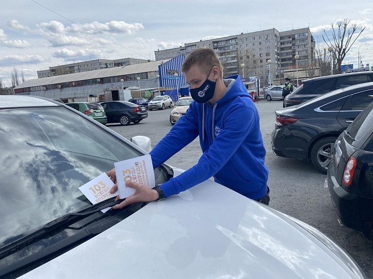 В Тюмени водителям вручили наклейки «103 всегда впереди!»
