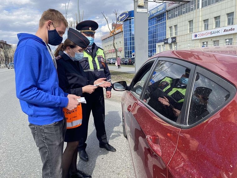 В Тюмени водителям вручили наклейки «103 всегда впереди!»