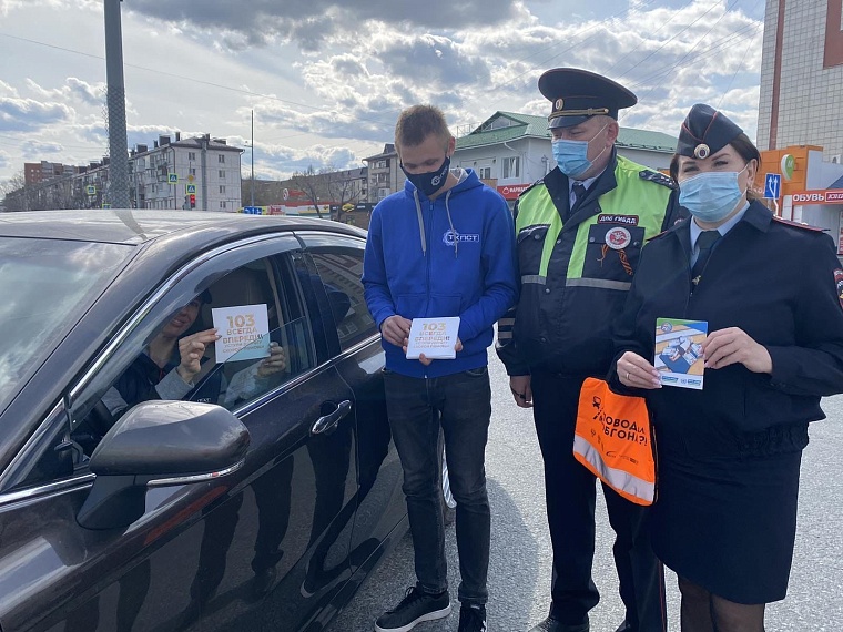 В Тюмени водителям вручили наклейки «103 всегда впереди!»