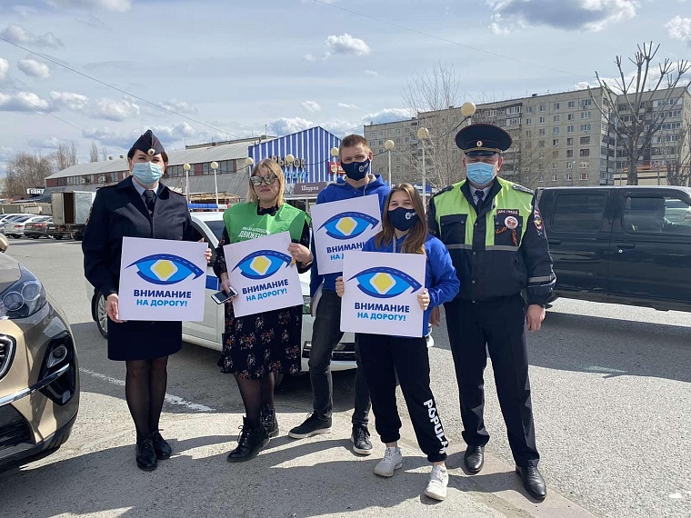 В Тюмени водителям вручили наклейки «103 всегда впереди!»