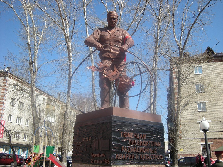 Тюменцам-ликвидаторам салютовали в сквере Мужества