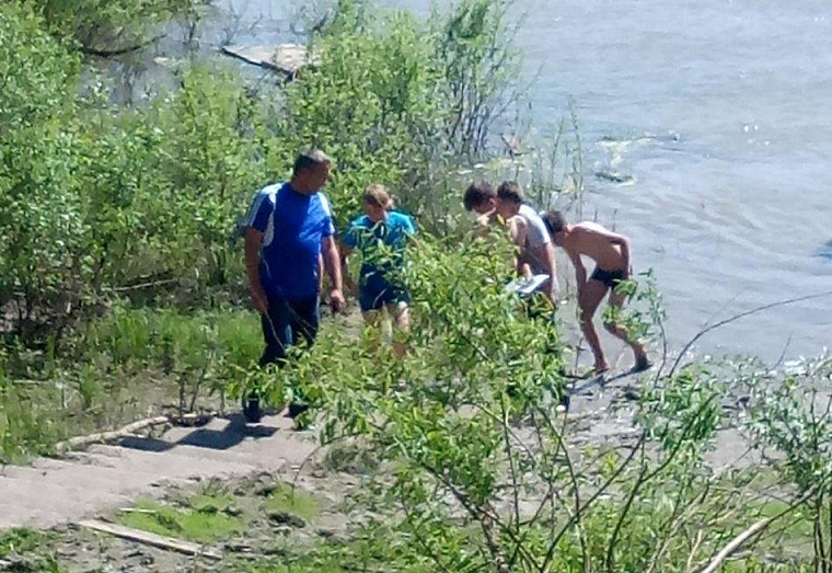 Опасно: в Ишиме сообщают о купающихся подростках