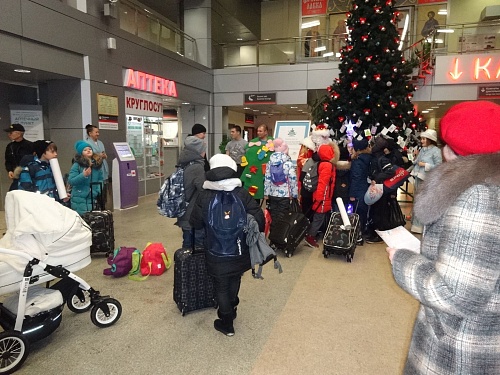 Дети просят Деда Мороза о конструкторе, а пенсионеры - о валяных тапочках и настольных играх