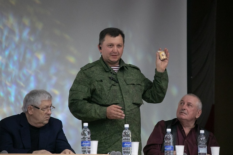 Тюменским мобилизованным передали икону Божией Матери Изборской