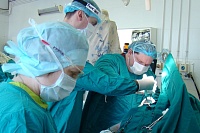 «Зачем я терпела целый год?!» Тюменские хирурги избавили пациентку от невыносимой боли в суставе